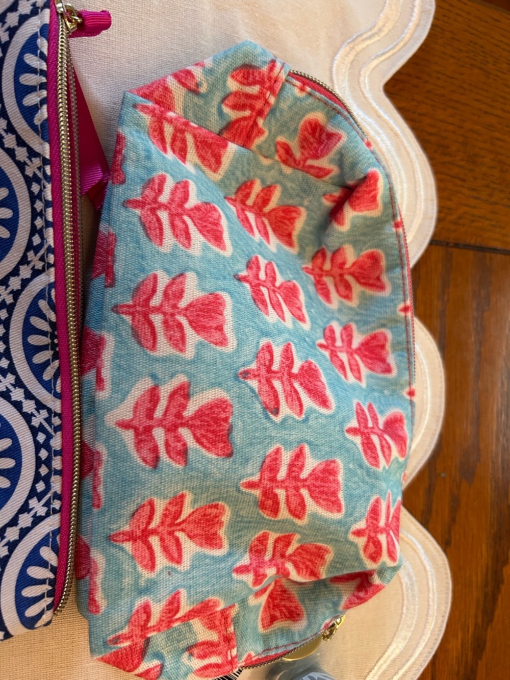 Estee Lauder Pink Floral and Cream Makeup Pouch Set All for $25 - Picture 6 of 8